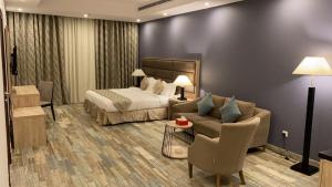 um quarto de hotel com uma cama e um sofá em فندق مروج نجد em Jidá