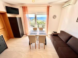 Μια τηλεόραση ή/και κέντρο ψυχαγωγίας στο Apartments Kira