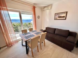 Χώρος καθιστικού στο Apartments Kira