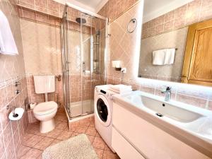 Ένα μπάνιο στο Apartments Kira +92 φωτογραφίες