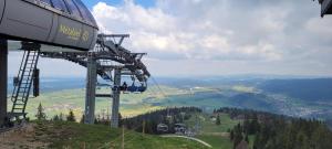 Ein allgemeiner Bergblick oder ein Berglick von der Ferienwohnung aus