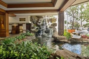 une cascade dans le hall d'un hôtel dans l'établissement Pe'a Ocean View Suite @Waikiki Banyan +1 Free Park, à Honolulu