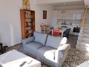 a living room with a couch and a kitchen at O Kipos in Zárakes