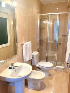 A bathroom at Pensión Residencia Fornos