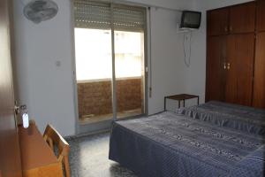 Cama o camas de una habitación en Hostal Mengual