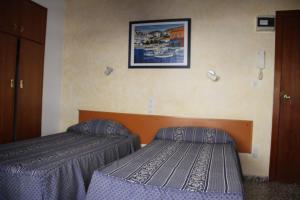 Cama o camas de una habitación en Hostal Mengual