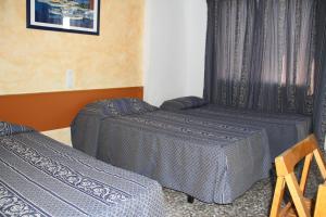 Cama o camas de una habitación en Hostal Mengual