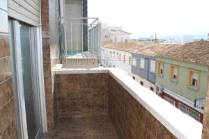 vistas a un balcón desde un edificio en Hostal Mengual, en Gandía