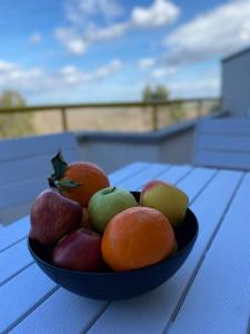 un bol de fruta en una mesa de madera en Casa nel Parco, en Cassano delle Murge