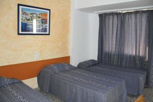 Cama o camas de una habitación en Hostal Mengual