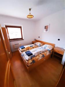 een slaapkamer met een bed, een tafel en een raam bij Apartmány Goral Oravice in Vitanová