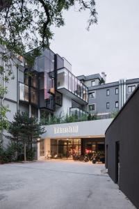 Budynek z napisem "Dunham Stuart" w obiekcie Stadthotel Goldenes Schiff w mieście Bad Ischl