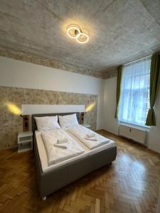 ein Schlafzimmer mit einem großen Bett in einem Zimmer in der Unterkunft ARTLIVING Apartment-Top 3 Self check-in in Graz