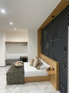 een slaapkamer met een bed en een houten muur bij Olympus Capua in Capua