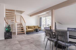een woonkamer met een tafel en stoelen bij Haus Badestrand Badestrand 3 in Born
