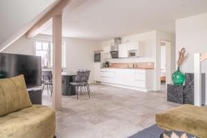 een woonkamer met een bank en een tafel bij Haus Badestrand Badestrand 3 in Born +17 foto's