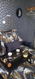 um quarto com uma cama com uma mesa com copos em Suite INDIGO JACUZZI PRIVE PISCINE VUE MER acces cuisine laverie em Saint-Pierre