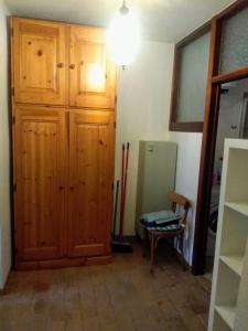 a room with a wooden door and a table and a chair at Da Linda in Guinadi +16 photos
