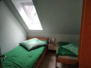 2 camas en una habitación pequeña con ventana en Lieblingsort, en Wesenberg
