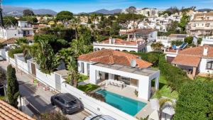 une vue aérienne sur une maison dans l'établissement Casa Blanca, à Marbella