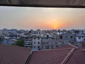 Blick auf eine Stadt bei Sonnenuntergang in der Unterkunft Spetiv Guesthouse in Douala