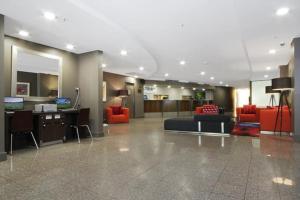 vestíbulo con sillas rojas y sala de espera en 2 Beds 2 Baths Apt In Braddon CBD - Pool, 1 Free Parking, Gym, en Canberra