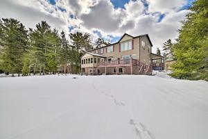 Spacious Lakefront Home with Sunroom and Bar! v zimě
