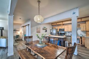 ein Esszimmer und eine Küche mit einem Holztisch und Stühlen in der Unterkunft Waterfront Vacation Rental in Ocean Shores in Ocean Shores