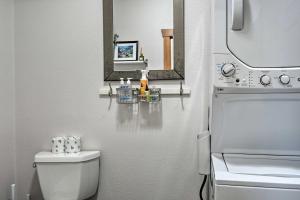 ein weißes Bad mit einem WC und einem Kühlschrank in der Unterkunft Waterfront Vacation Rental in Ocean Shores in Ocean Shores + 19 Fotos