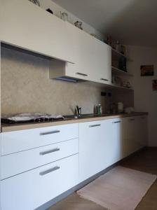 - une cuisine avec des placards blancs et un évier dans l'établissement Victor house 011017-LT-0824 with private parking, à Levanto