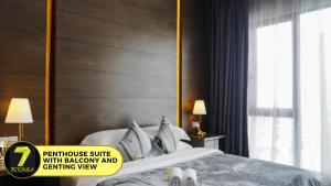een slaapkamer met een bed met een groot houten hoofdeinde bij 7Stonez Suites Geo38 Genting Highlands in Genting Highlands