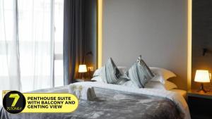 雲頂高原的住宿－7Stonez Suites Geo38 Genting Highlands，酒店客房设有两张床和窗户。