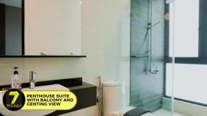 雲頂高原的住宿－7Stonez Suites Geo38 Genting Highlands，带淋浴、盥洗盆和卫生间的浴室