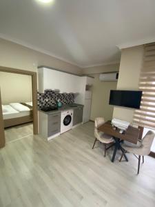 a kitchen and living room with a table and chairs at BALEK ı in Pelitli