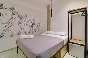 1 dormitorio con 1 cama con un dibujo en la pared en athensdot en Atenas