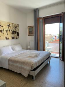 セニガッリアにあるCASA VACANZE Affittacamere Senigallia 158のベッドとタオル2枚のある寝室