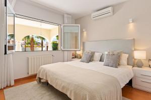 1 dormitorio con cama grande y ventana grande en Casa Mosa, en Marbella