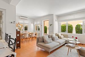 sala de estar con sofá y mesa en Casa Mosa, en Marbella