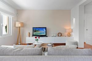 salon z kanapą, krzesłami i telewizorem w obiekcie Casa Mosa w Marbelli