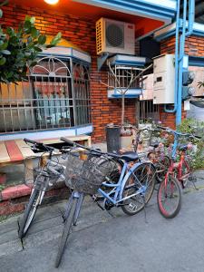 a group of bikes parked in front of a building at 蘇馬利萬巒民宿 in Wanluan