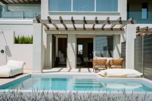 Villas Elini في Perdika: بيت فيه مسبح وبيرغولا