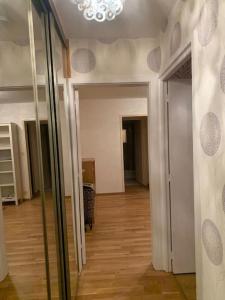 ein leeres Zimmer mit einem Flur mit einem Kronleuchter in der Unterkunft Appartement - Bischheim in Bischheim