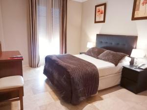 Postel nebo postele na pokoji v ubytování Hotel Sol Sanlúcar