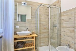 Fara Novarese的住宿－Villa Caramino，一间带水槽和淋浴的浴室