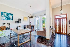 Fara Novarese的住宿－Villa Caramino，客厅配有桌子和沙发
