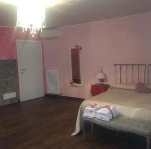 sypialnia z łóżkiem z dwoma składanymi ręcznikami w obiekcie B&B BuongiornoNotte w mieście Bobbio
