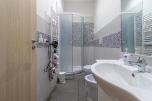 uma casa de banho com um WC, um lavatório e um chuveiro em Bologna Bed Station em Bolonha