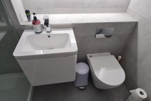 Large 4 bed (sleeps 8) Castle View في إدنبرة: حمام مع حوض غسيل أبيض ومرحاض +13 صورة