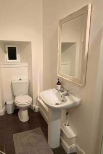 Large 4 bed (sleeps 8) Castle View في إدنبرة: حمام أبيض مع مرحاض ومغسلة