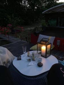 Péniche Mirage في قرقشونة: طاولة بيضاء مع شمعة على الفناء